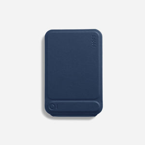 MOFT 磁吸三角手機支架和卡套 MOVAS，MagSafe compatible phone stand and card holder in navy blue.
